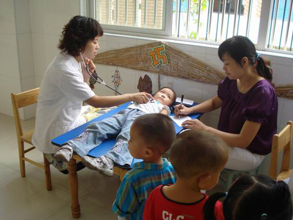 靖江四院组织对幼儿园小班学生进行入园体检